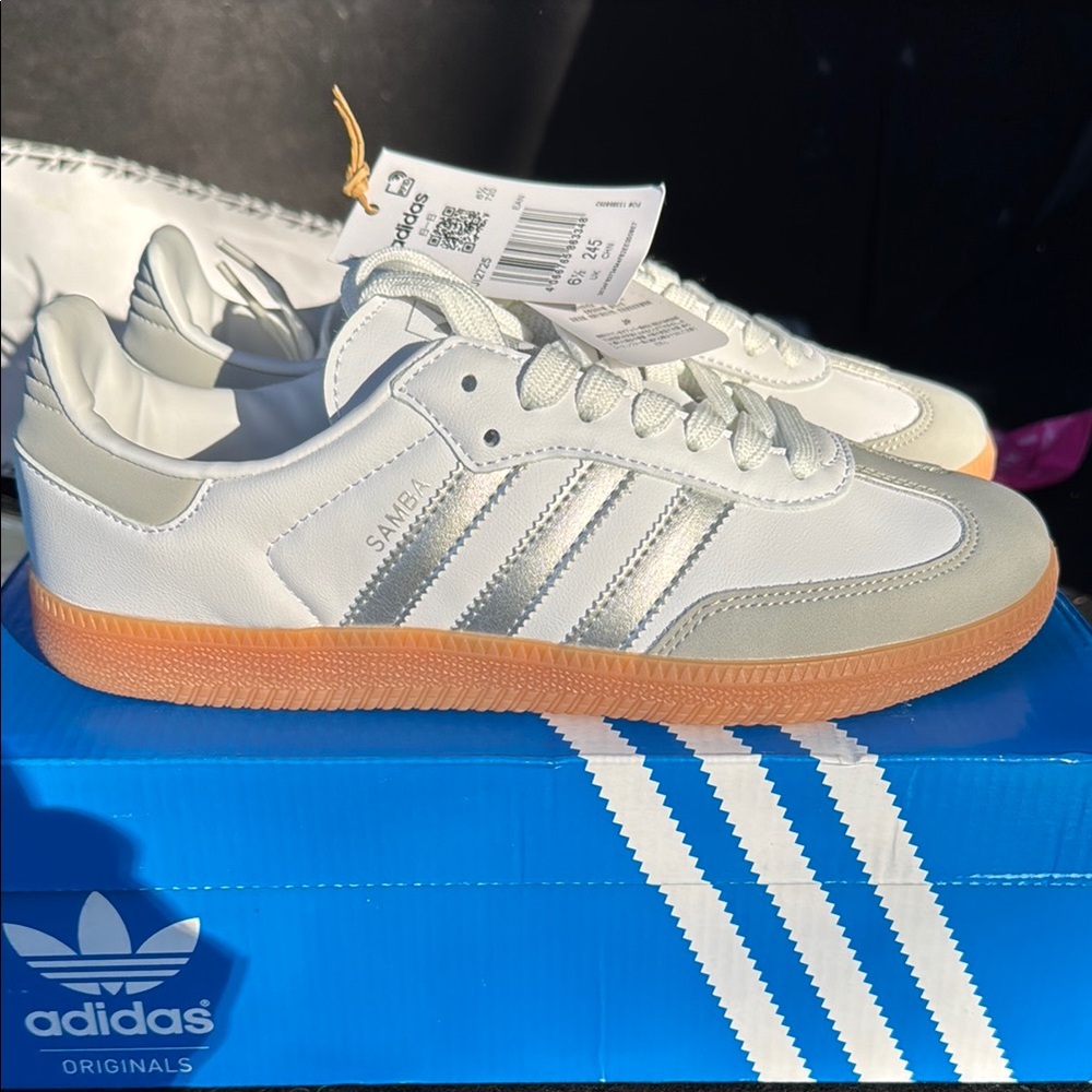 NEW NEVER WORN WITH TAGS AND BOX Adidas Samba White and silver Sneakers
